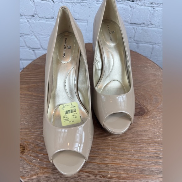 Elegant size 8 Tan Patent PU Peep Toe Heels by Bandolino - Picture 10 of 12